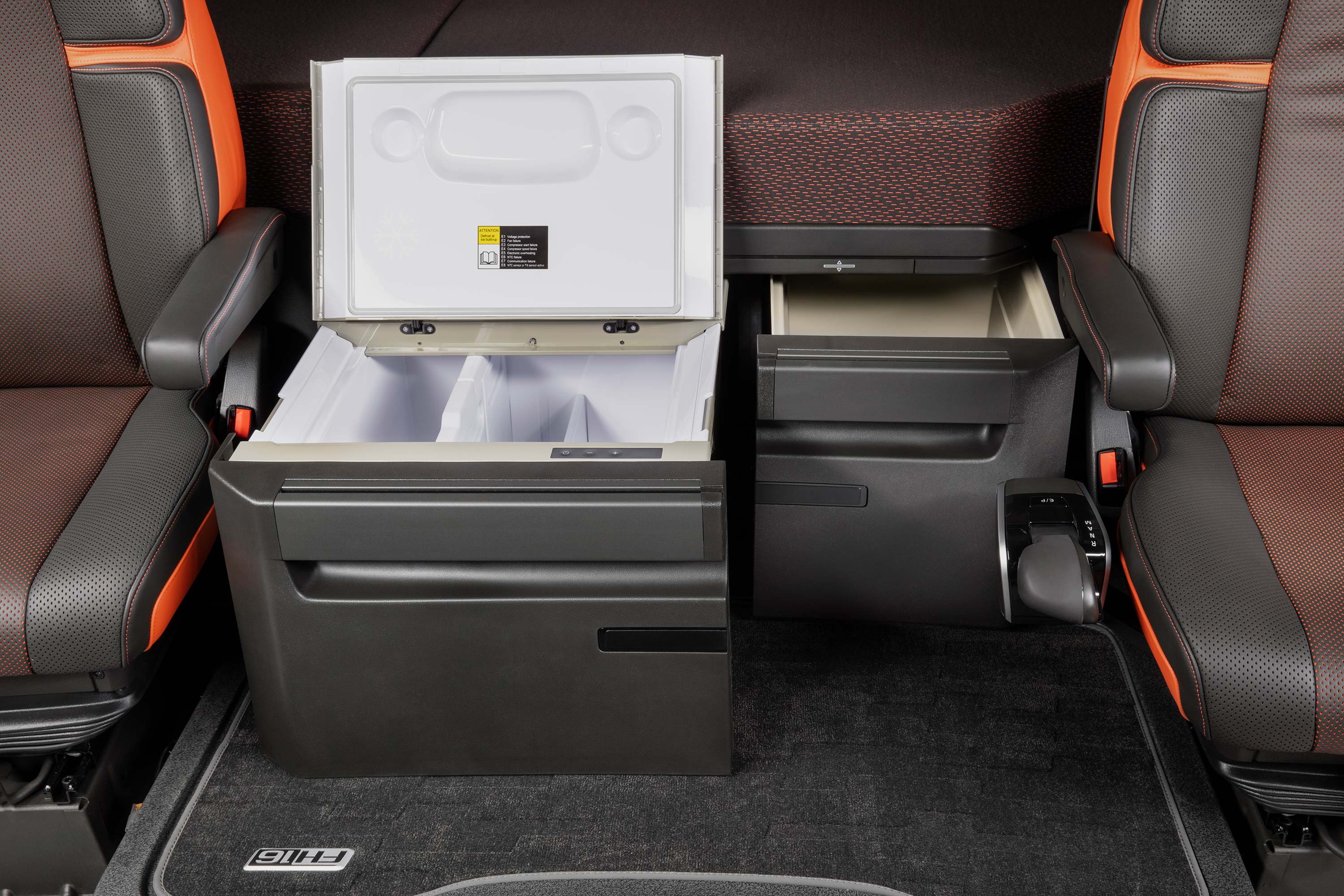 Si nécessaire, le Volvo FH16 peut être équipé de deux réfrigérateurs.